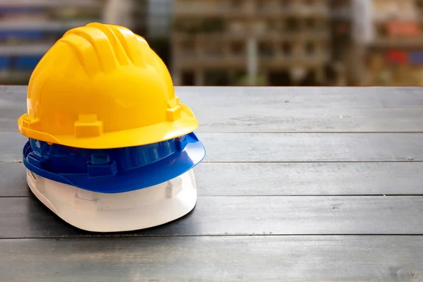 Arbeitsschutzausrüstung Industrielle Schutzhut Weiße Gelbe Und Blaue Farben Auf Holzregal — Stockfoto