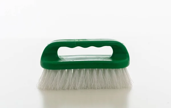 Reinigungsbürste Isoliert Vor Weißem Hintergrund Kunststoffbürste Lebendige Grüne Farbe Handwerkzeug — Stockfoto