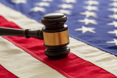 Amerika Birleşik Devletleri bayraklarında yargıç ya da müzayede tokmağı. ABD kavramında adalet ve hukuk
