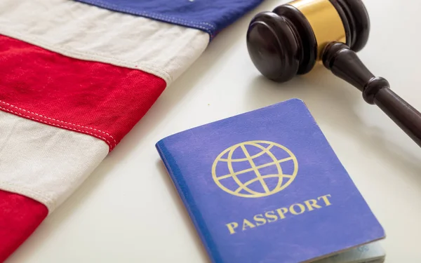 Passaporte Azul Martelo Lei Bandeira Dos Eua Fundo Branco Vista — Fotografia de Stock