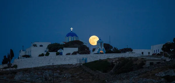 Повний Місяць Темно Синьому Небі Над Монастирем Кастріані Греція Острів — стокове фото