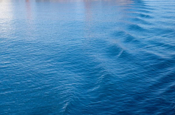 Tło Wody Morskiej Spokojna Falista Powierzchnia Odbiciami Pusty Niebieski Kolor — Zdjęcie stockowe