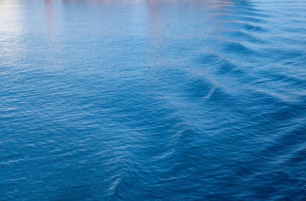 Fondo Acqua Mare Calma Superficie Increspata Con Riflessi Sfondo Blu — Foto Stock