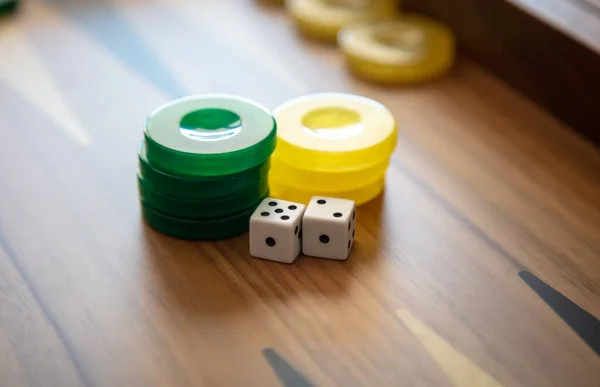 Backgammon Ein Altes Tischspiel Würfel Und Chips Auf Dem Backgammonbrett — Stockfoto