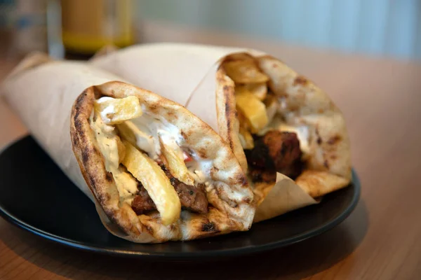 Gyro Pita Shawarma Paket Sokak Yemeği Etle Sarılmış Iki Pide — Stok fotoğraf