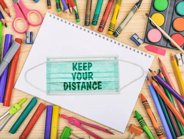 Keep Your Distance Sms Lékařské Ochranné Masce Školní Potřeby Byt — Stock fotografie