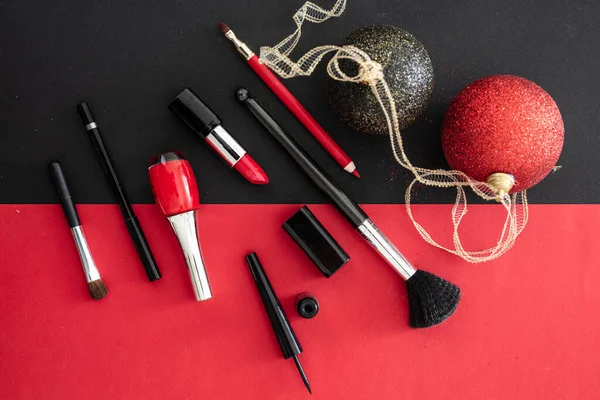 Makeup Χριστούγεννα Κόμμα Έννοια Κόκκινο Και Μαύρο Επίπεδο Φόντο Θέσει — Φωτογραφία Αρχείου