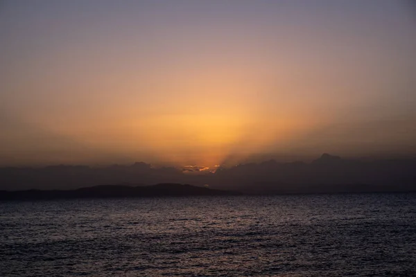 Θαλάσσιο Τοπίο Στο Αιγαίο Ελλάδα Μετά Ηλιοβασίλεμα Σκοτεινό Νησί Και — Φωτογραφία Αρχείου