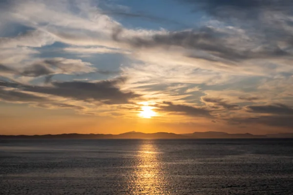 Ηλιοβασίλεμα Πορτοκαλί Σύννεφο Πάνω Από Νερό Της Θάλασσας Δραματικό Μαγικό — Φωτογραφία Αρχείου