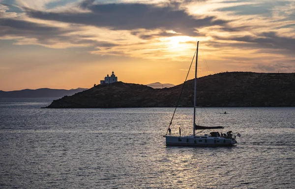 Ιστιοφόρο Φόντο Γαλήνιας Θάλασσας Και Πορτοκαλιού Ιστιοφόρο Κατά Ηλιοβασίλεμα Στο — Φωτογραφία Αρχείου