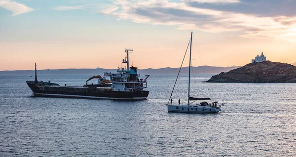 Ιστιοφόρο Και Ένα Πλοίο Ήρεμη Θάλασσα Ηλιοβασίλεμα Στο Αιγαίο Ελλάδα — Φωτογραφία Αρχείου