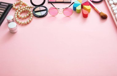 Kadın aksesuar afişi. Moda, trendler ve alışveriş konsepti. Pembe arkaplana karşı kadın ürünleri, kopyalama alanı, kapatma görünümü