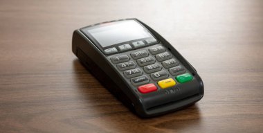 POS terminali ahşap arka planda izole edildi, kopyala alanı. Kredi kartıyla ulaşılamayan ödemeler için terminal yazar kasası. Banka ekipmanları, NFC.