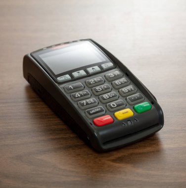 POS terminali ahşap arka planda izole edildi, yakın çekim görüntüsü. Kredi kartıyla ulaşılamayan ödemeler için terminal yazar kasası. Banka ekipmanları, NFC.