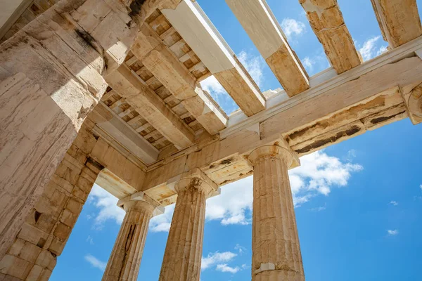 ギリシャのアクロポリスのランドマーク 古代ギリシャのPropylaeaの入り口の天井と柱低角度ビュー 青い空 春の晴れた日 — ストック写真