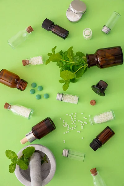 Alternatív Gyógynövény Homeopátiás Gömbök Friss Menta Gyógynövény Zöld Háttérrel Elszigetelve — Stock Fotó