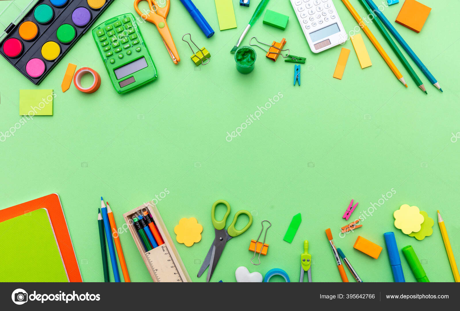 Material Escolar Papelería Doble Borde Sobre Fondo Color Verde Vista:  fotografía de stock © gioiak2 #395642766