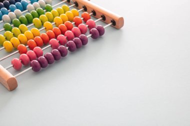 Pastel mavisi arka planda renkli boncukları olan okul abaküsü, yakın görüş, kopyalama alanı. Çocuklar saymayı öğreniyor, çocuklar matematik sınıfı konsepti