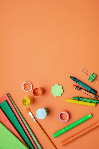 Material Escolar Borde Papelería Sobre Fondo Color Naranja Vista Superior — Foto de Stock