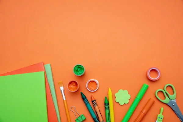 Material Escolar Borde Papelería Sobre Fondo Color Naranja Vista Superior — Foto de Stock