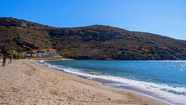Kumsal, açık mavi gökyüzü, sakin deniz suyu arka planı, Yunanistan. Kea Adası, Spathi plajı sabahın erken saatlerinde boş..