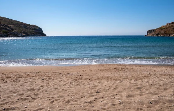 Homokos Strand Kék Tiszta Nyugodt Tengervíz Háttér Görögország Kea Sziget — Stock Fotó