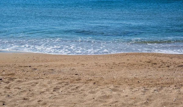 Sandstrand Mjuka Vågor Rullar Stranden Lugnt Havsvatten Strand Bakgrund Tom — Stockfoto