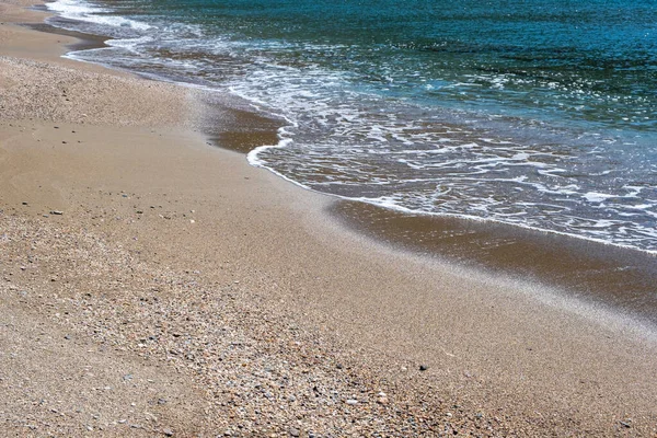 Sandiger Strand Sanfte Wellen Ufer Spiegelungen Meerwasser Strandhintergrund Frühmorgens Leer — Stockfoto