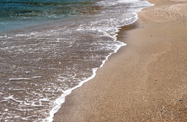 Písečná Pláž Měkké Vlny Valící Břehu Odrazy Mořské Vodě Plážové — Stock fotografie