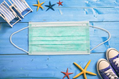 Coronavirus ve güvenlik yolculuğu konsepti. Yaz tatili aksesuarları ve koruyucu yüz maskesi, covid19 yayılma önleme tedbirleri, düz konum, üst görünüm