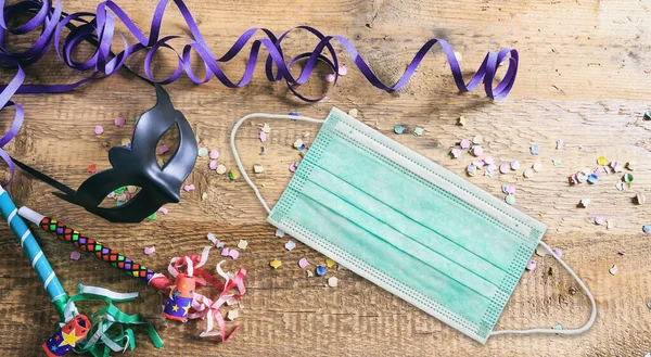 Carnaval 2020 Feest Coronavirus Dagen Beschermende Gezichtsmasker Kleurrijke Confetti Serpentines — Stockfoto