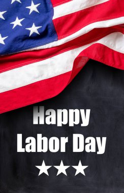 Mutlu İşçi Bayramı tebrikleri, davetiye kartı. Ulusal Amerikan bayramı, siyah arka planda mesaj ve ABD bayrağı. Şenlik posteri, afiş