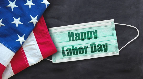 Mutlu İşçi Bayramı 2020, koronavirüs zamanı. Ulusal Amerikan bayramı, Amerikan bayrağı, siyah arkaplanda yazılı 19 koruma maskesi. Şenlik posteri, afiş