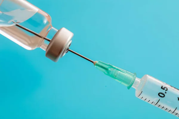 ワクチン コロナウイルスの予防接種 Covid 19インフルエンザ予防 予防接種の概念 バイアル投与量と医療注射器 薬の注射ショット パステルブルーの背景 クローズアップ — ストック写真