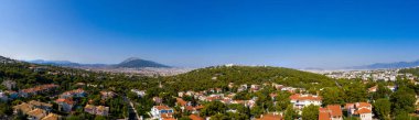 Atina Yunanistan panoraması. Penteli Dağı 'ndan Atina' ya güneşli bir yaz günü. İHA 'dan hava görüntüsü