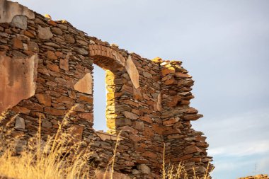 Yunanistan, Kea Adası, Tzia 'daki Fort Harabeleri. Kırmızı taş duvar, antik kale arka planında, Yunan mavi gökyüzünün altında. Tatil ve macera için yaz yeri
