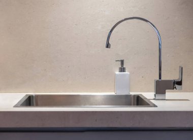 Mutfak tezgahının iç kısmı. Lavabo ve su musluğu ön görüş, kimyasal laboratuvar lavabo ve musluk, el yıkama konsepti.