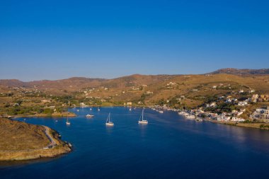 Kea Tzia Adası, Cyclades, Yunanistan. Gün batımında Vourkari marinasının hava aracı fotoğrafı..