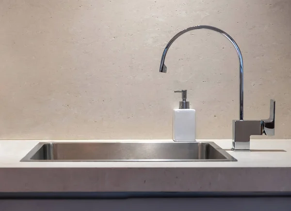 Küchentheke Interieur Detail Waschbecken Und Wasserhahn Frontansicht Chemielabor Waschbecken Und — Stockfoto