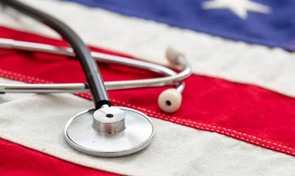 Eua Cuidados Saúde Estetoscópio Médico Uma Bandeira Dos Eua América — Fotografia de Stock