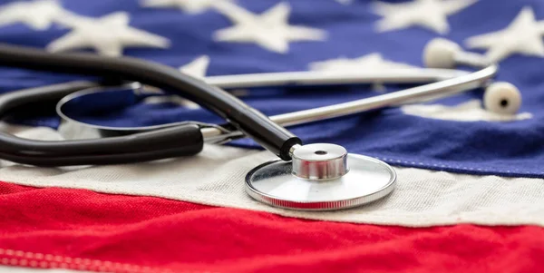 Eua Cuidados Saúde Estetoscópio Médico Numa Bandeira Dos Eua Bandeira — Fotografia de Stock