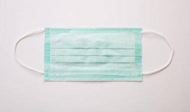 Coronavirus koruması, sağlık konsepti. Koruyucu tıbbi maske beyaz arka plan, üst görüş ve pankartta izole edilmiş. Sağlık hizmeti şablonu