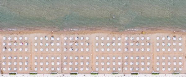 Légi Drón Kilátás Homokos Strandra Esernyőkkel Nyugágyakkal Egy Nyári Napsütéses — Stock Fotó