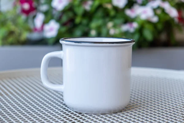 Kaffeetassen Attrappe Auf Einem Gartentisch Weiße Farbe Leere Tasse Mit — Stockfoto