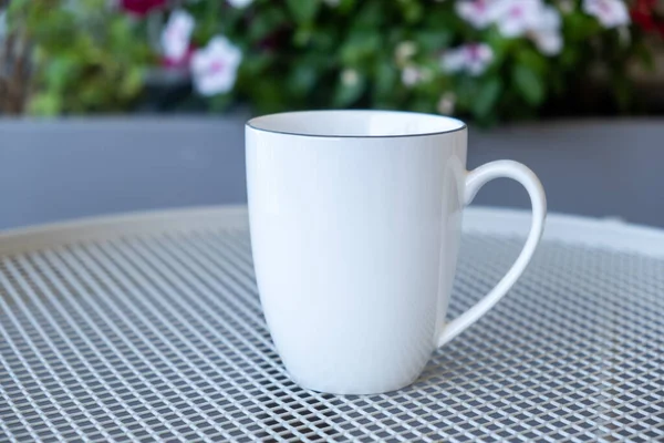 Kaffeetassen Attrappe Auf Einem Gartentisch Weiße Farbe Leere Tasse Mit — Stockfoto