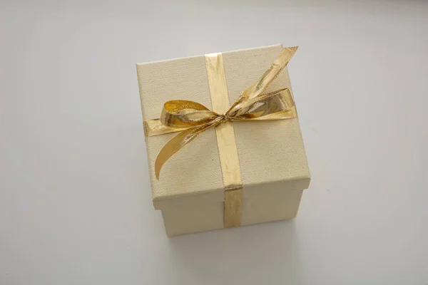 Überraschung Mit Aktuellem Konzept Beige Geschlossene Geschenkverpackung Mit Goldglänzendem Farbband — Stockfoto