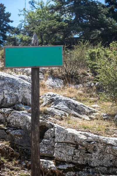 Cartel Verde Blanco Maqueta Poste Madera Bosque Montaña Fondo Naturaleza —  Fotos de Stock