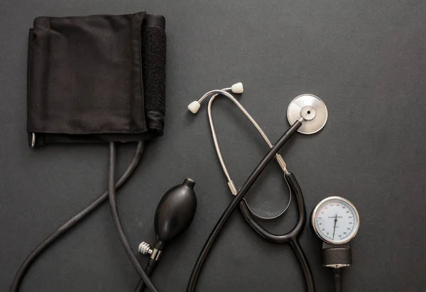 血圧計 高血圧制御 医学の聴診器と背景の黒い色のSphygmomanometer トップビュー — ストック写真