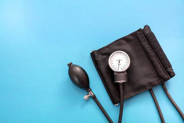 血圧測定 高血圧制御 青い色の背景 クローズアップビュー コピースペース上の医学的なSphygmomanometer 健康心臓検査の概念 — ストック写真