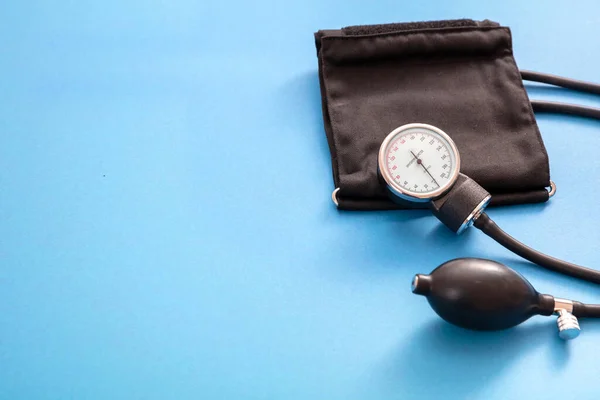高血圧制御 血圧測定 青い色の背景に医療用水腫メータ クローズアップビュー コピースペース 健康心臓検査の概念 — ストック写真